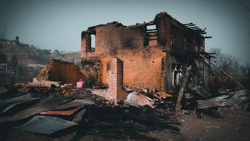 imha edilmiş, terk edilmiş ev, yanan ateş içeren Ücretsiz stok fotoğraf