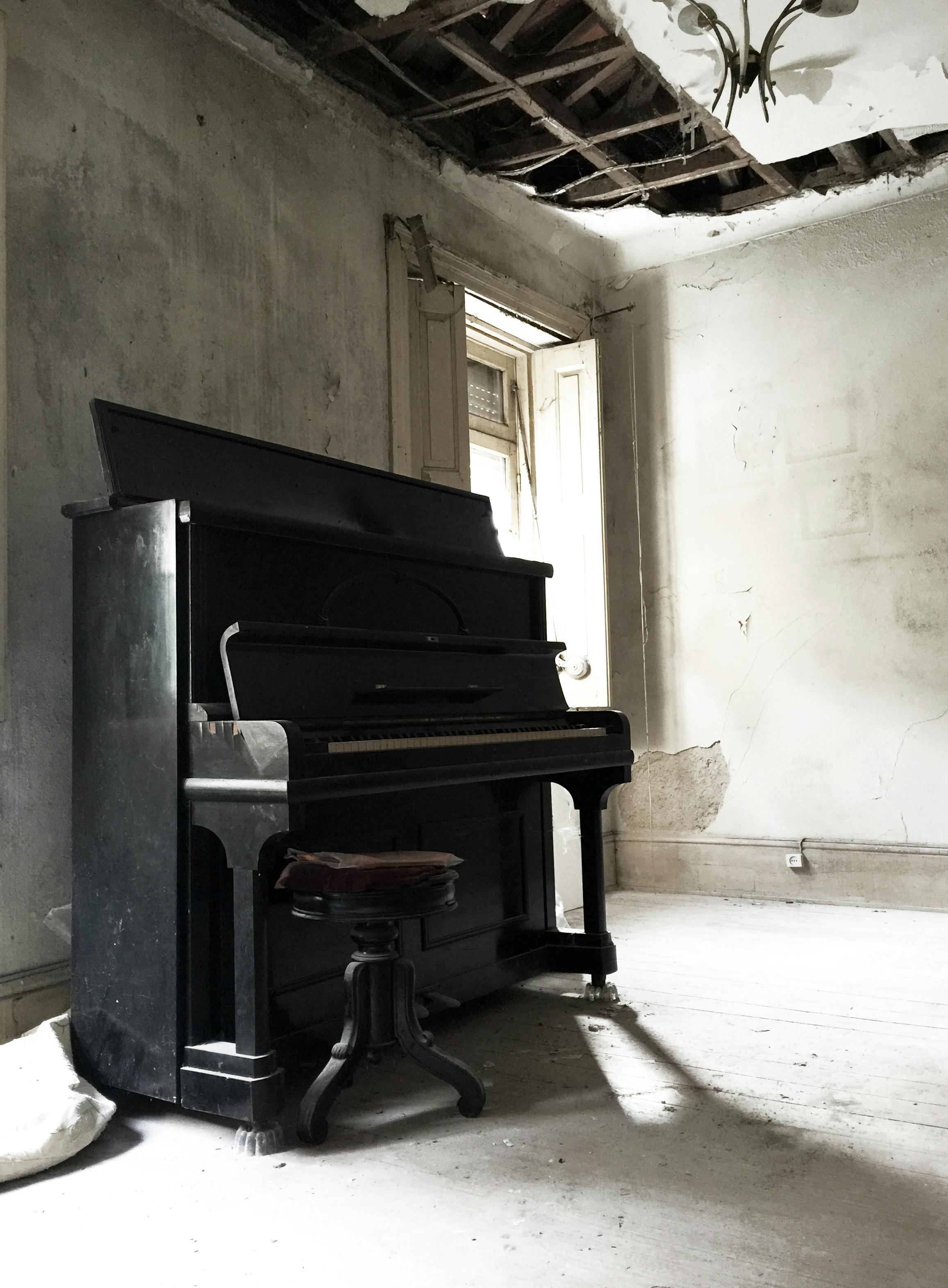 ピアノ 古い家 廃墟の無料の写真素材