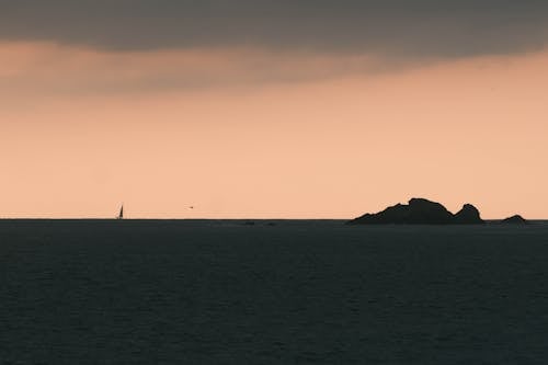 Základová fotografie zdarma na téma horizont, kámen, plachetní člun