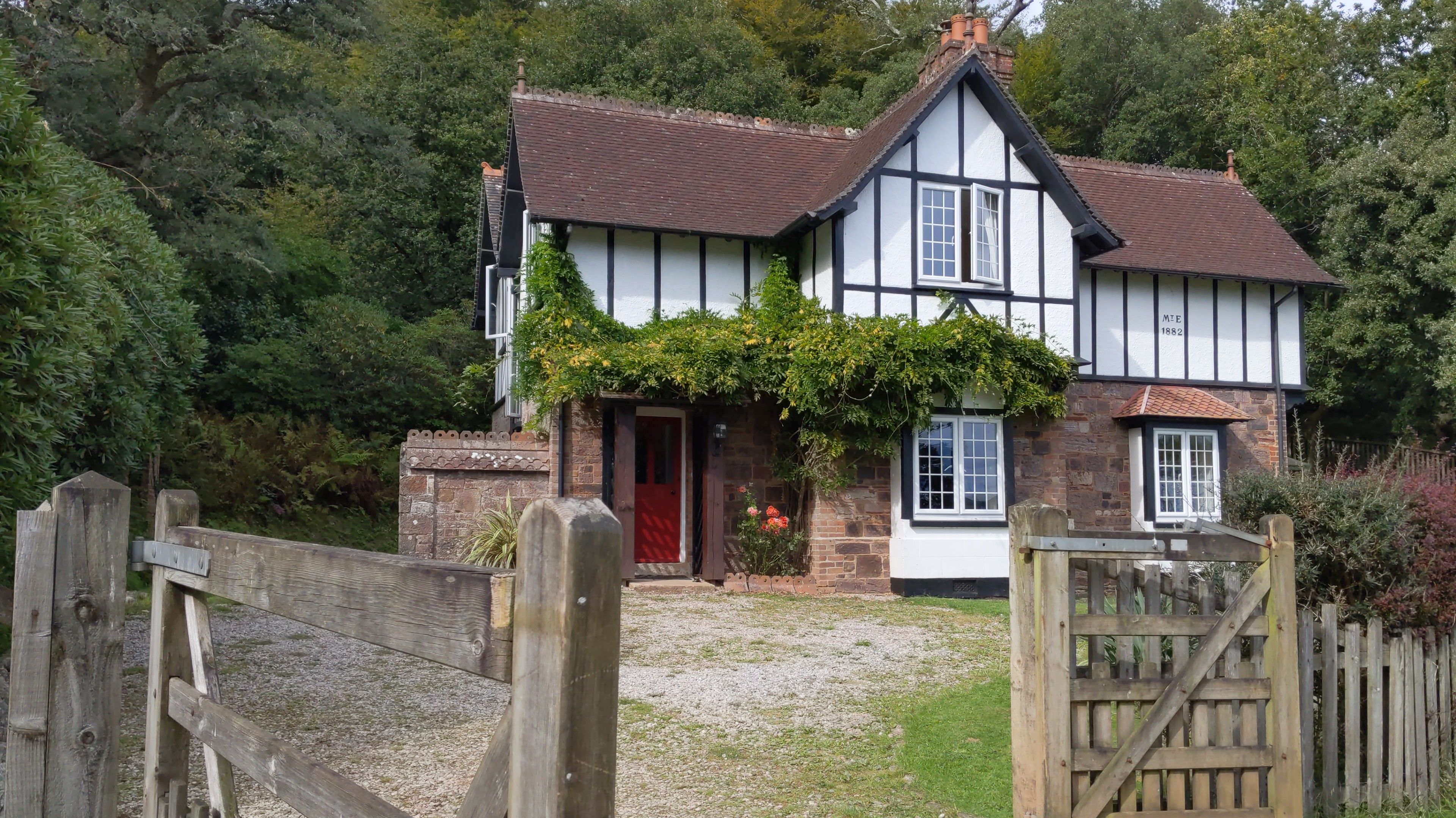 Picturesque Tudor-style house with garden in Plymouth, UK — photo by Nomad Photographer on Pexels