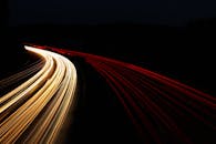 夜间长时间暴露在高速公路灯光下的小路显得格外美丽