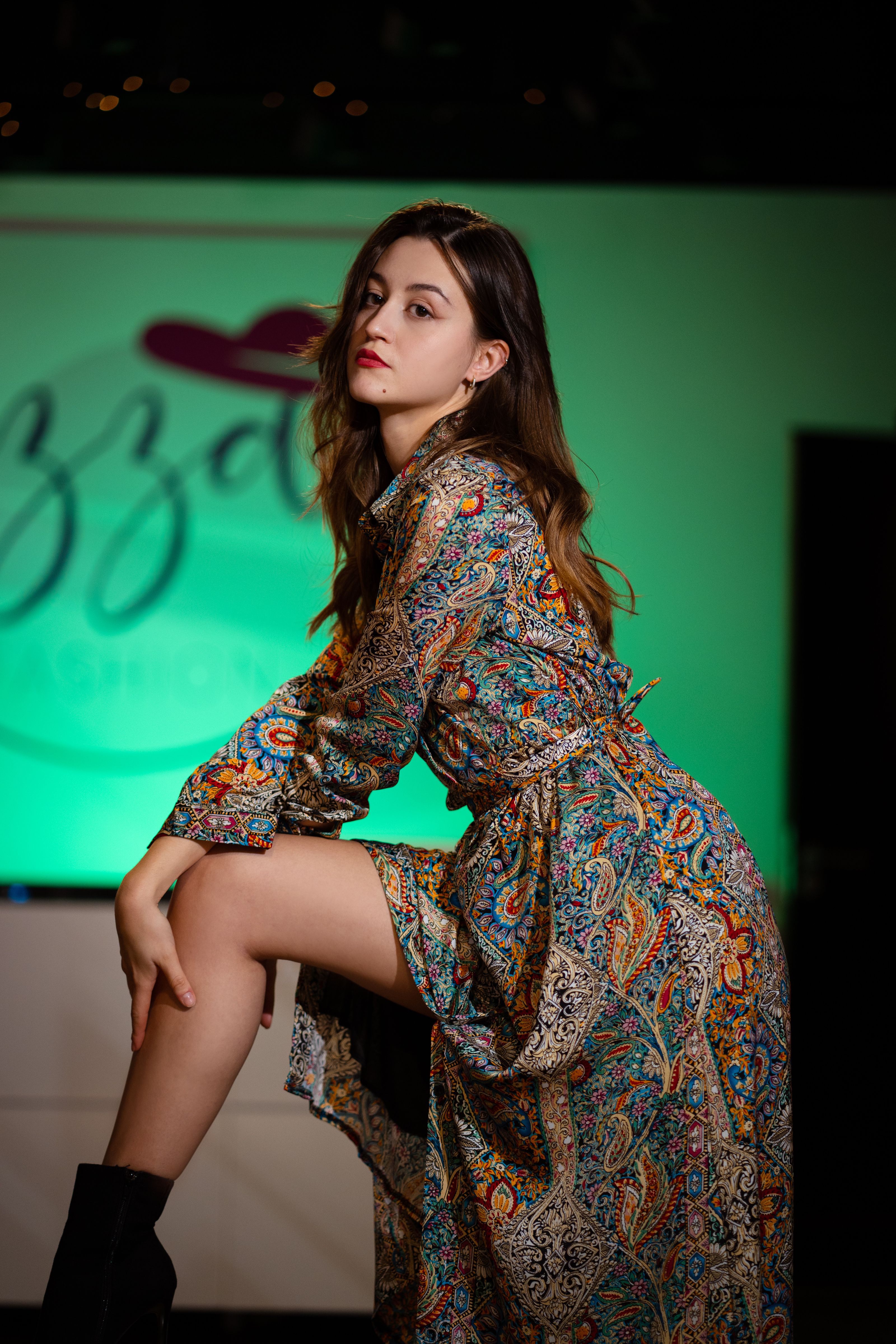 Retrato de uma jovem posando em um vestido floral estiloso, exibindo uma vibrante fotografia de moda.