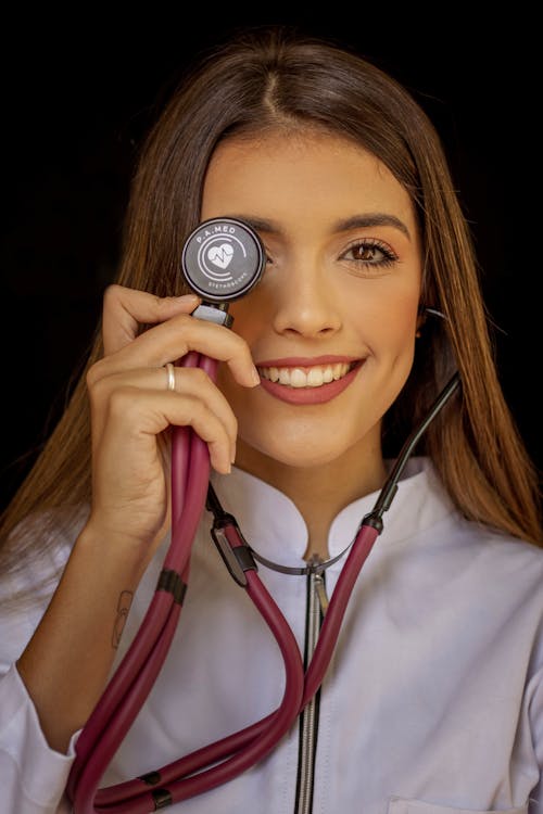 dikey atış, doktor, gülümsemek içeren Ücretsiz stok fotoğraf