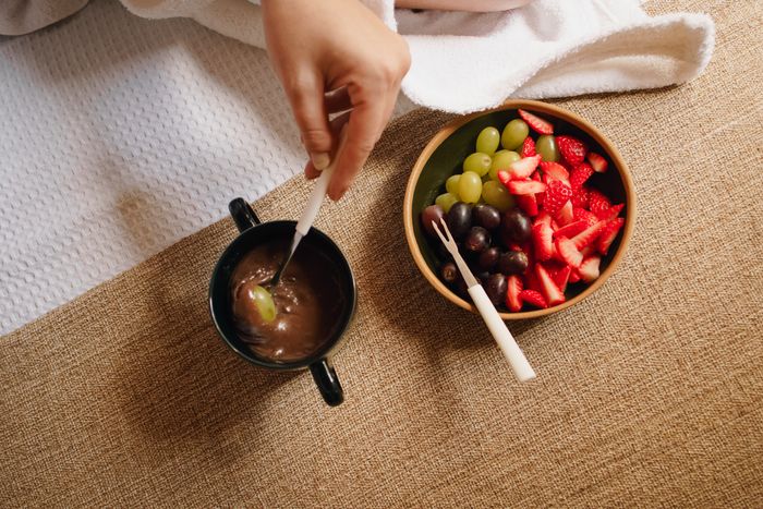 Fruta con fondue de chocolate, referencia visual