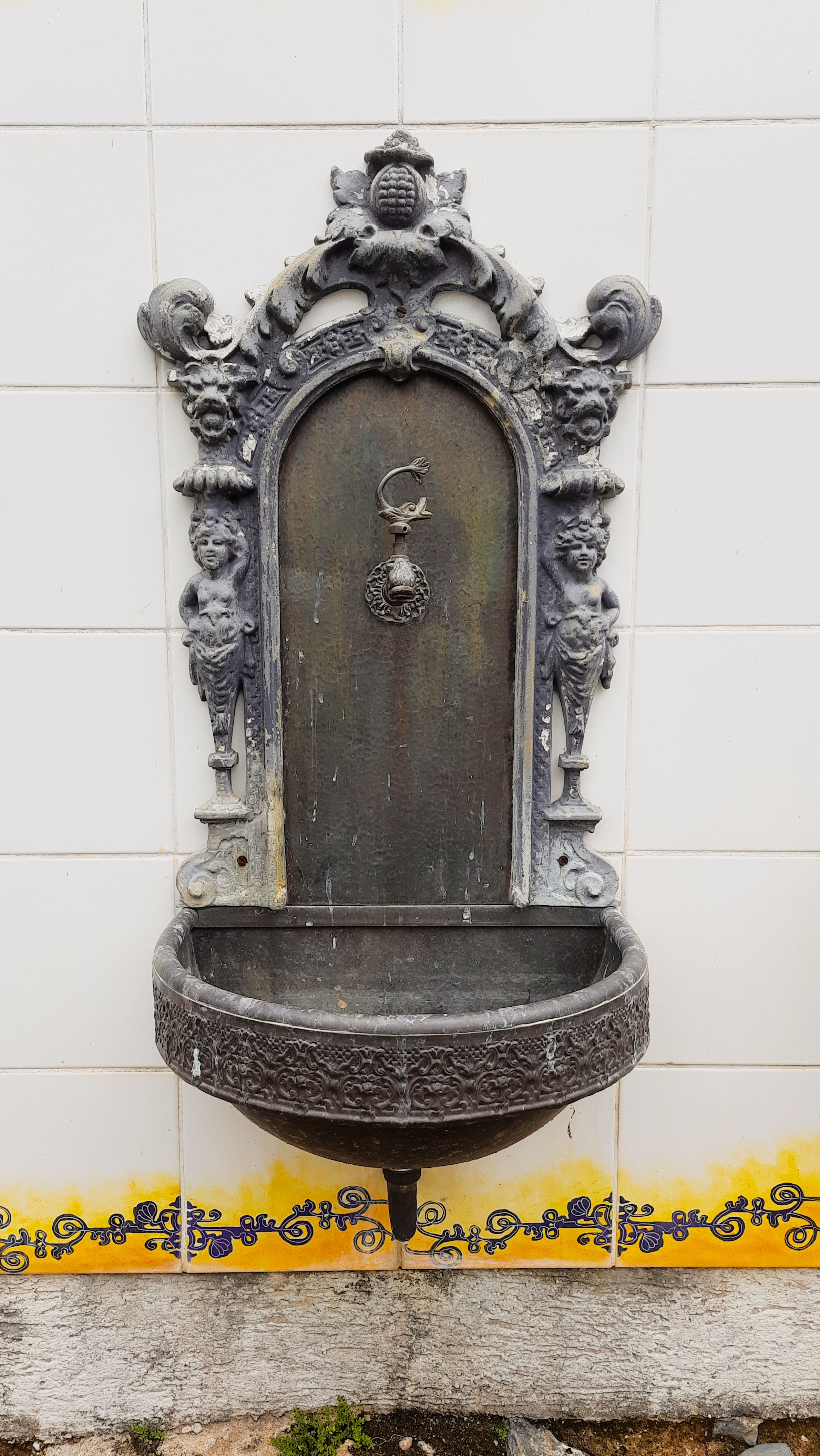 "Larápios stehlen Wasserhähne dieses Waschhauses in Mealhada"