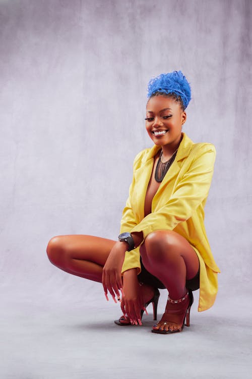 Photos gratuites de blazer jaune, cheveux bleus, femme afro-américaine