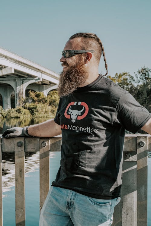 Foto profissional grátis de barbado, camisa preta, de pé