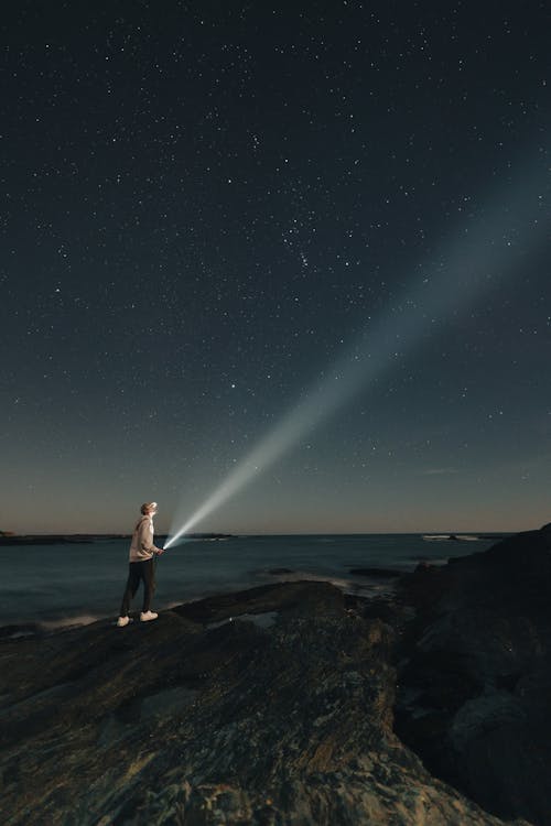 dikey atış, el feneri, gece içeren Ücretsiz stok fotoğraf