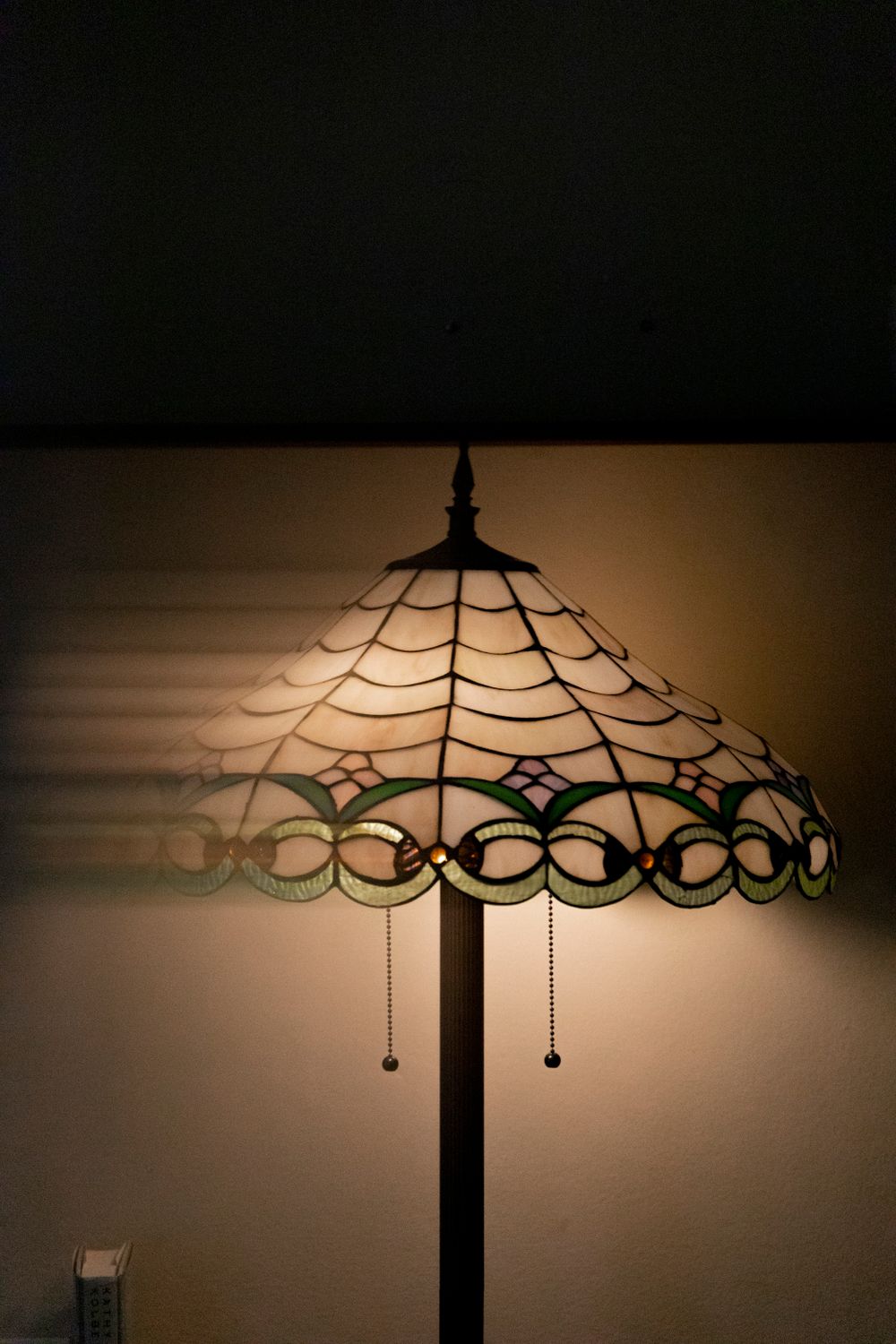 Lampe décorative allumée avec un abat-jour composé de morceaux de verre coloré