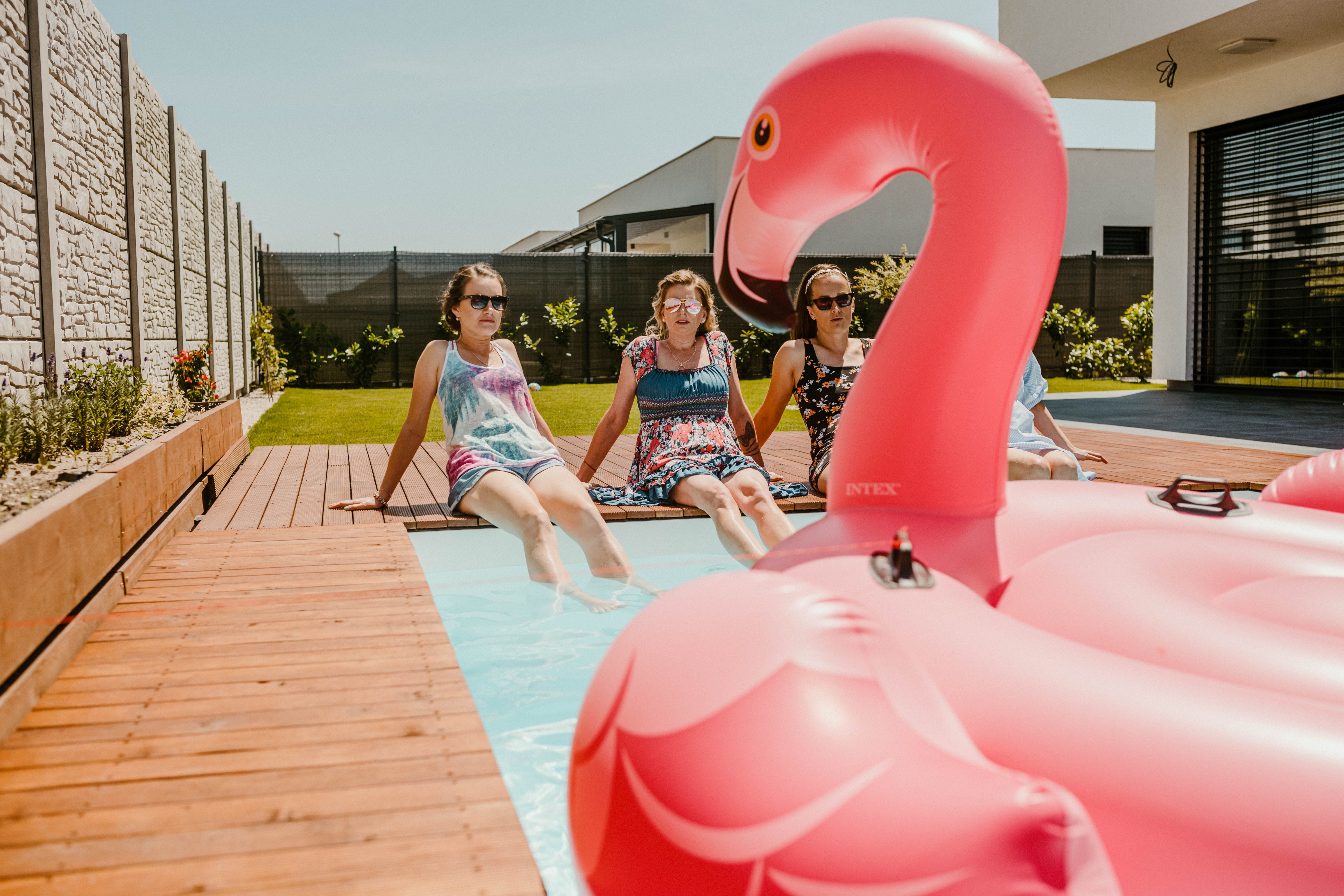 Familie entspannt gemeinsam im aufblasbaren Whirlpool auf der Holzterrasse