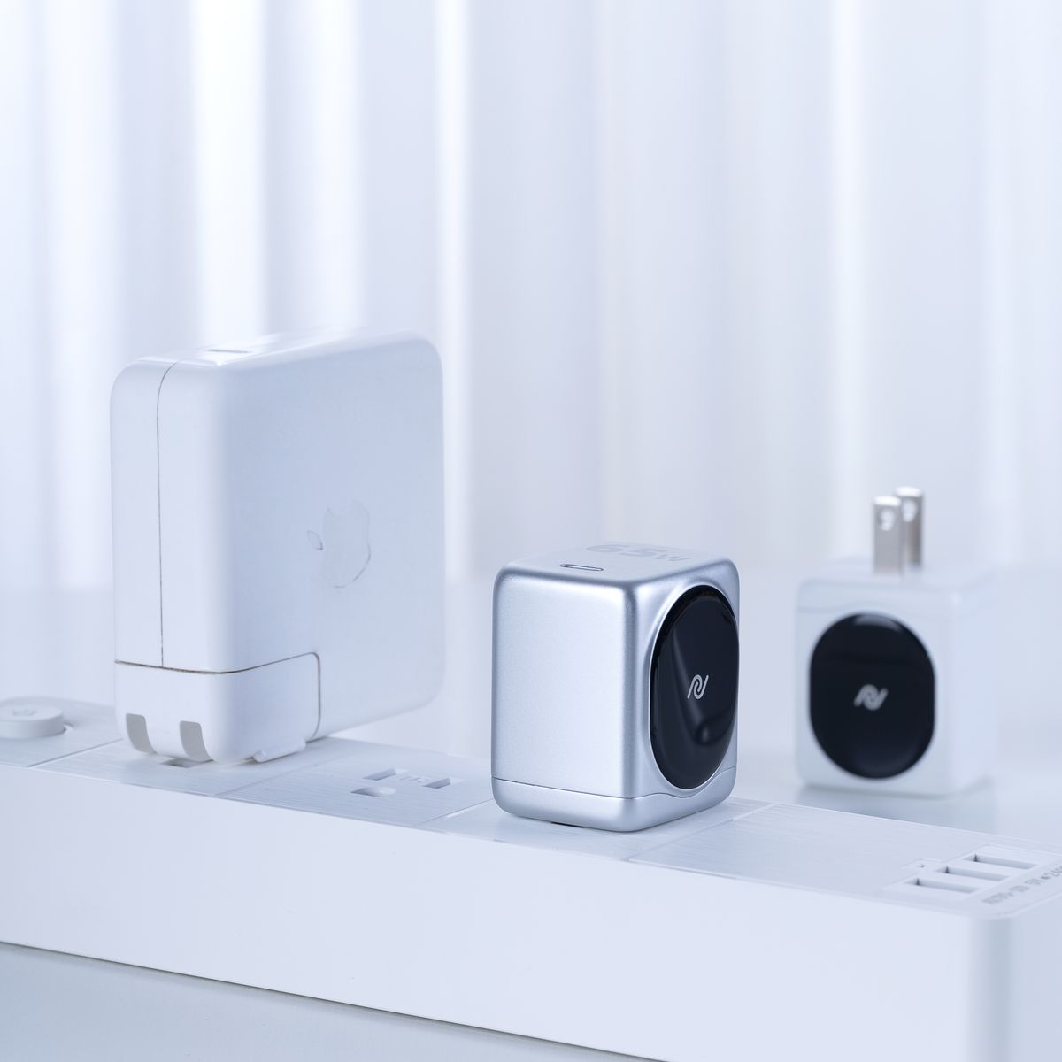 Carregadores conectados a um filtro de linha sobre uma mesa de home office