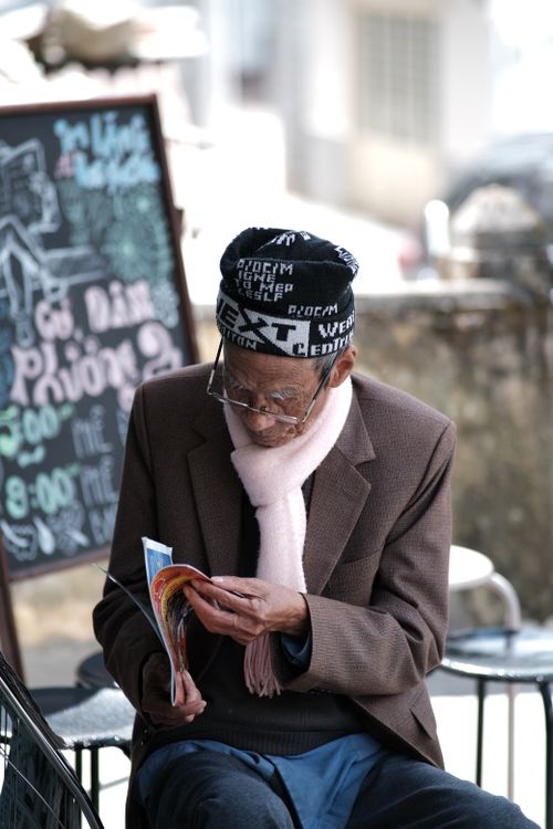 Free An elderly man reading a magazine in a local cafe in Đà Lạt, Vietnam. Stock Photo