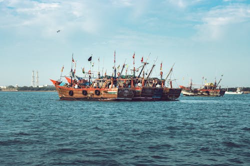 Kostenloses Stock Foto zu boote, fahnen, fischerboote