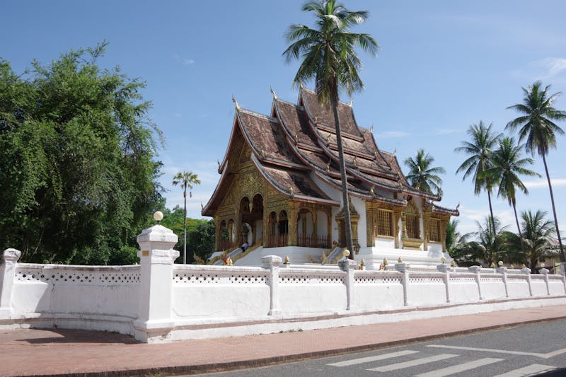 Palais Royal à Luang Prabang entouré de palmiers luxuriants