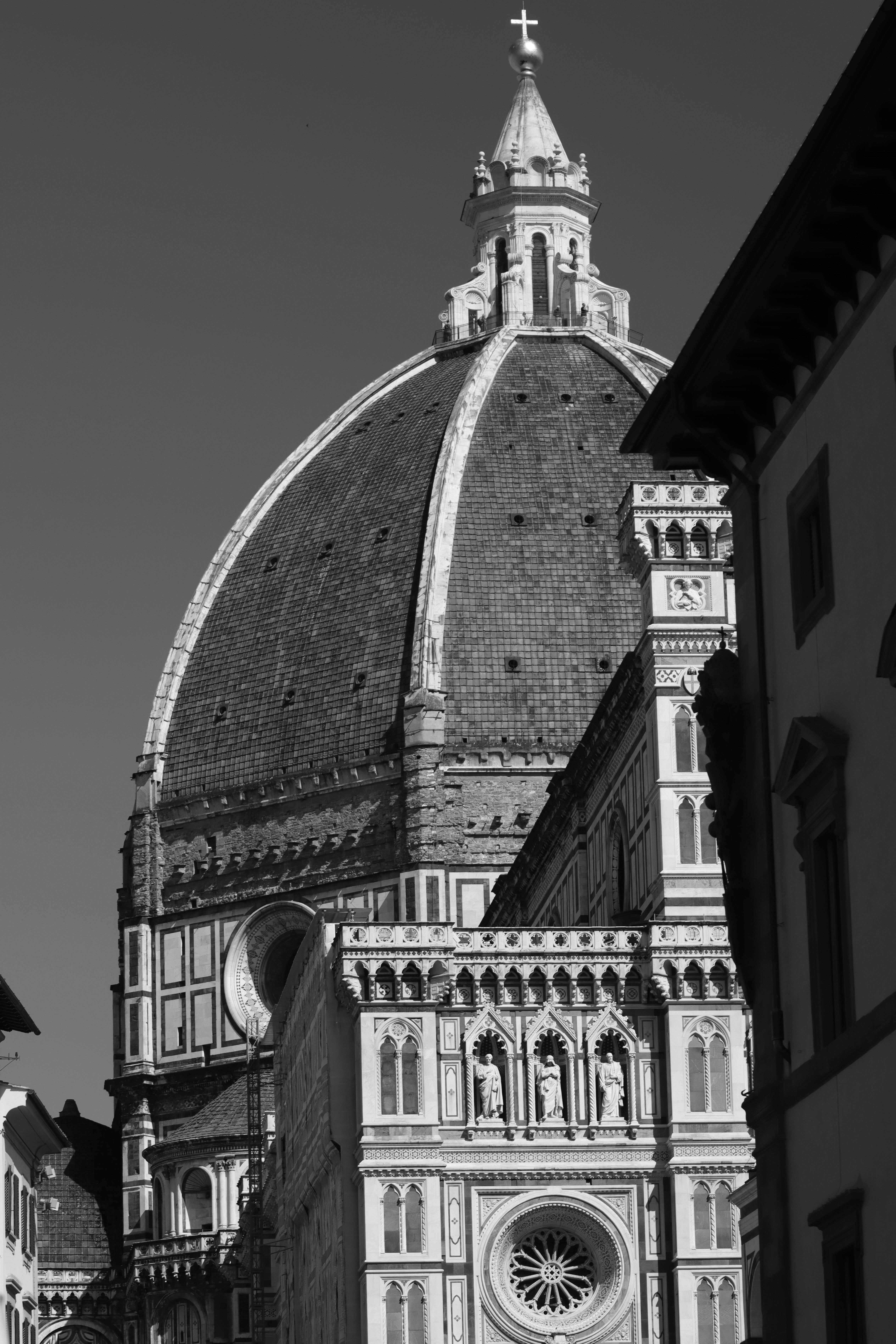 Black and white photo of Florence Cathedral's iconic dome, showcasing Renaissance architecture.