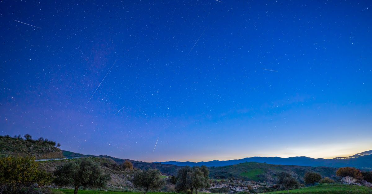 La lluvia de meteoros de las perseidas alcanza su pico durante un eclipse solar La lluvia de meteoros de las perseidas alcanza su pico durante un eclipse solar