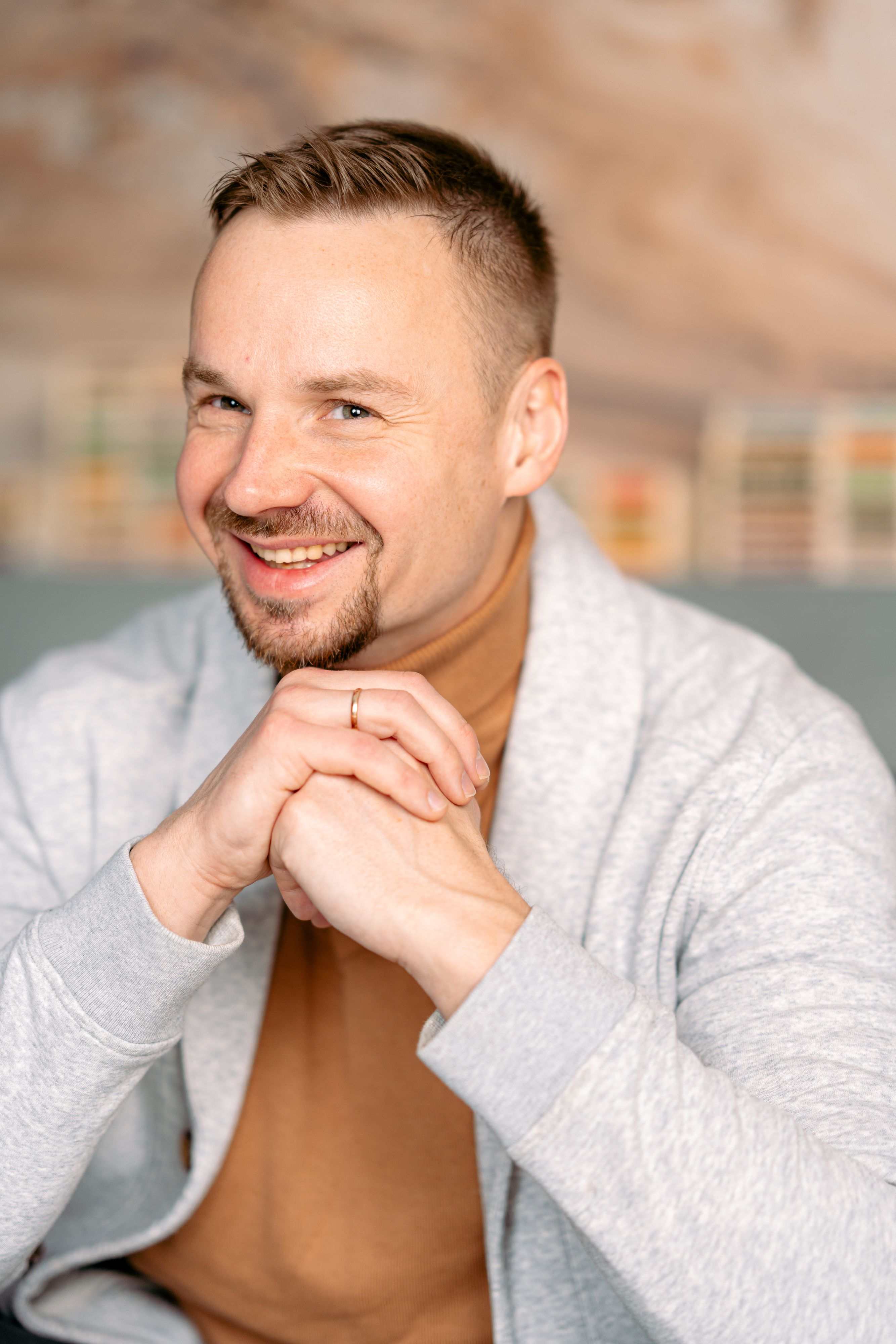 Hombre Joven Con Barba Incipiente Sonriendo · Foto de stock