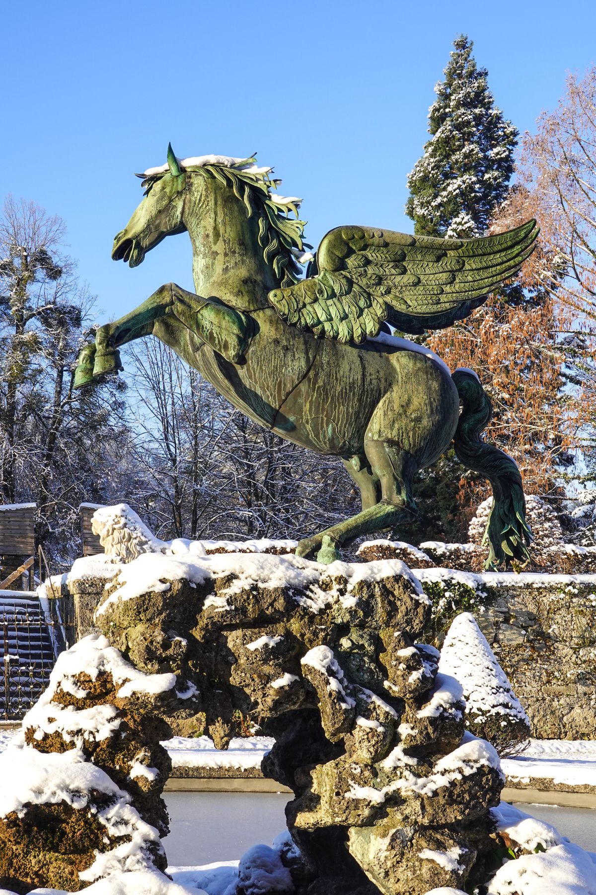 Unde te cazezi în Salzburg - fântâna Pegasus din Grădinile Mirabell iarna