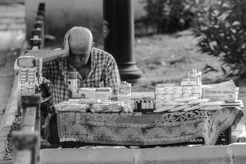 Fotos de stock gratuitas de blanco y negro, camisa, mirando abajo