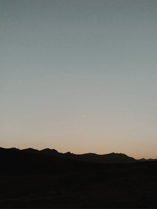 alaca karanlık, dağ, dikey atış içeren Ücretsiz stok fotoğraf