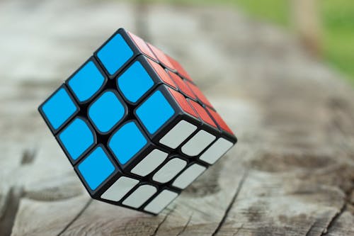Kostenlos 3 Mal 3 Rubik's Cube Selective Focus Fotografie Stock-Foto