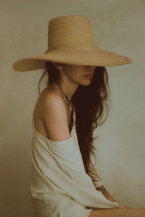 Foto profissional grátis de chapéu, fotografia de moda, morena