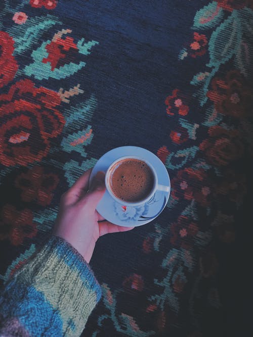 니트 스웨터, 따뜻한 음료, 손의 무료 스톡 사진
