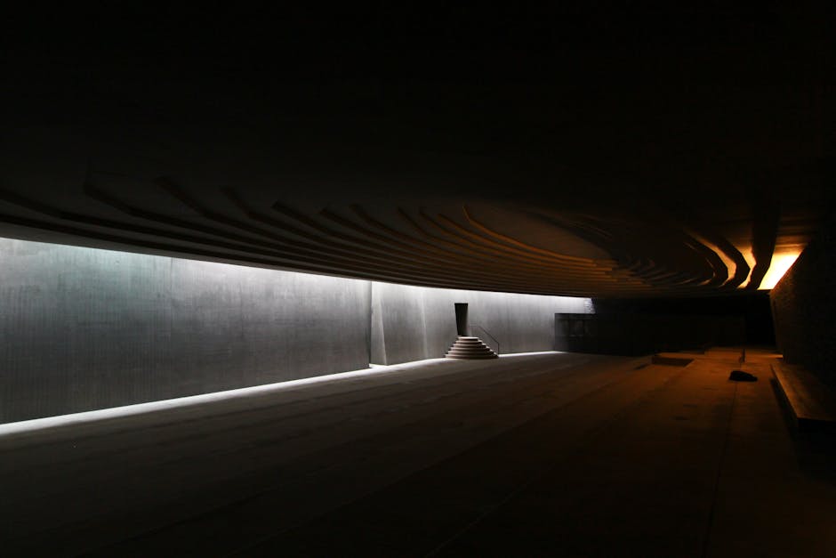 Kawalerka z antresolą do spania w nowoczesnym stylu, biała konstrukcja nad strefą dzienną