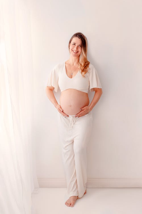 Fotos de stock gratuitas de de pie, embarazada, embarazo