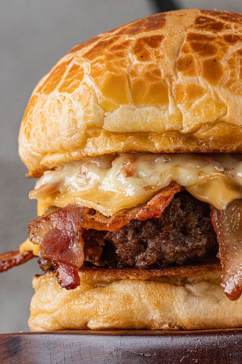 Hamburguesa con queso fundido y papas