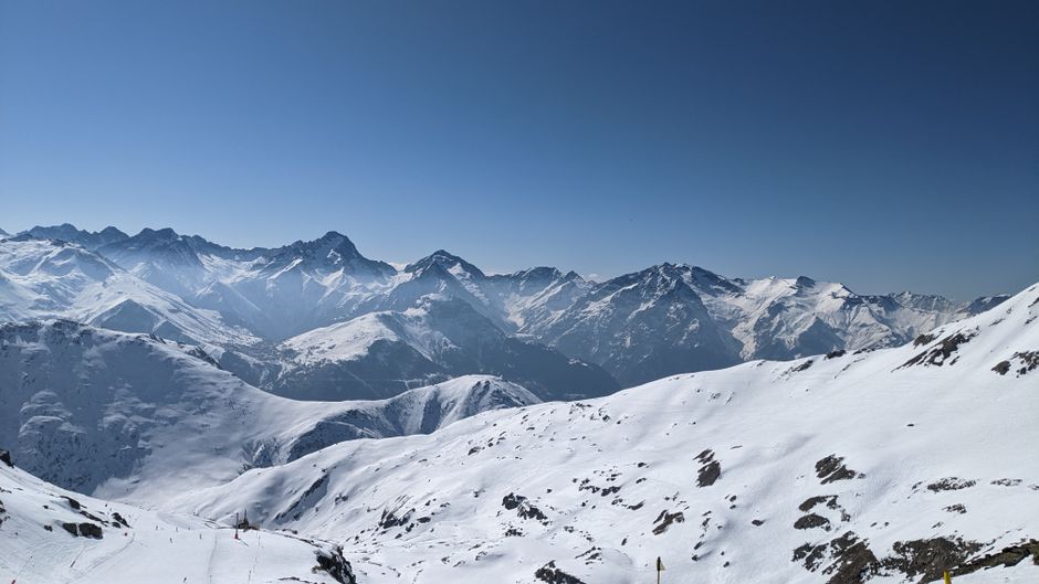 Stunning snow-capped mountain range in Huez, France, showcasing winter's natural beauty.