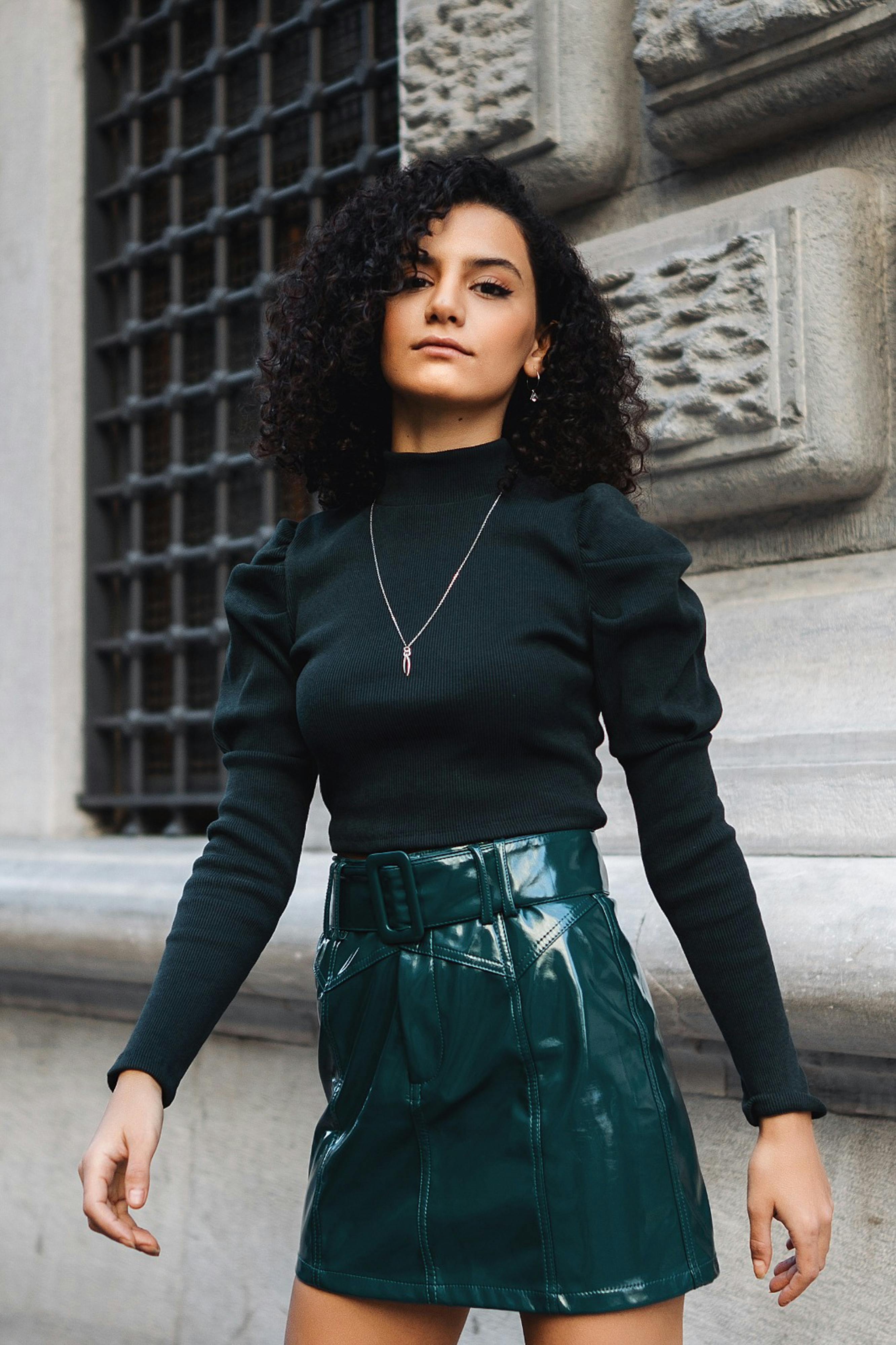 1. Mengapa Outfit Serba Hitam Begitu Menarik?