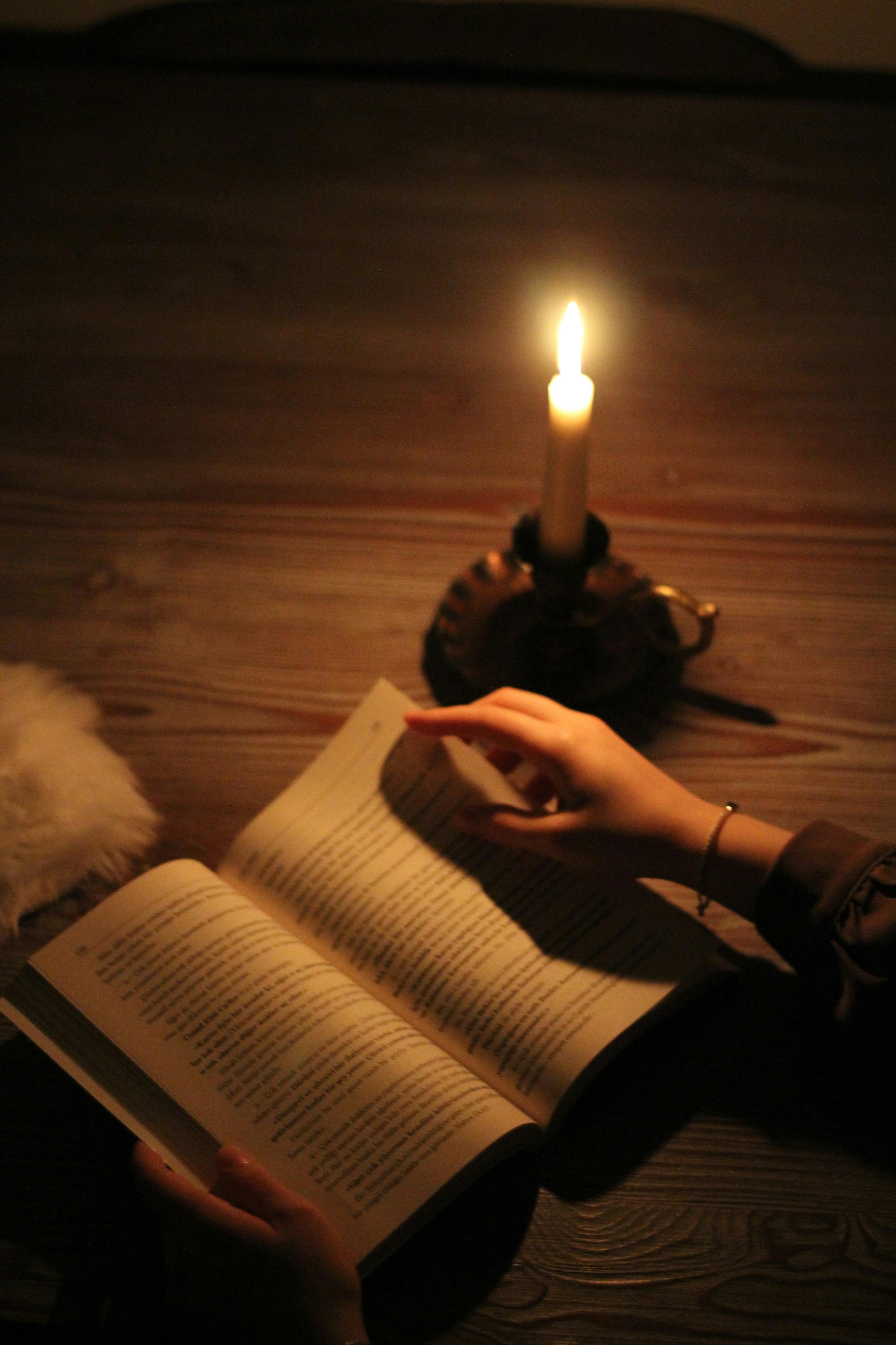 Leyendo Las Escrituras De Noche a La Luz De Una Llama De Velas. Imagen de  archivo - Imagen de mano, estudio: 225295457