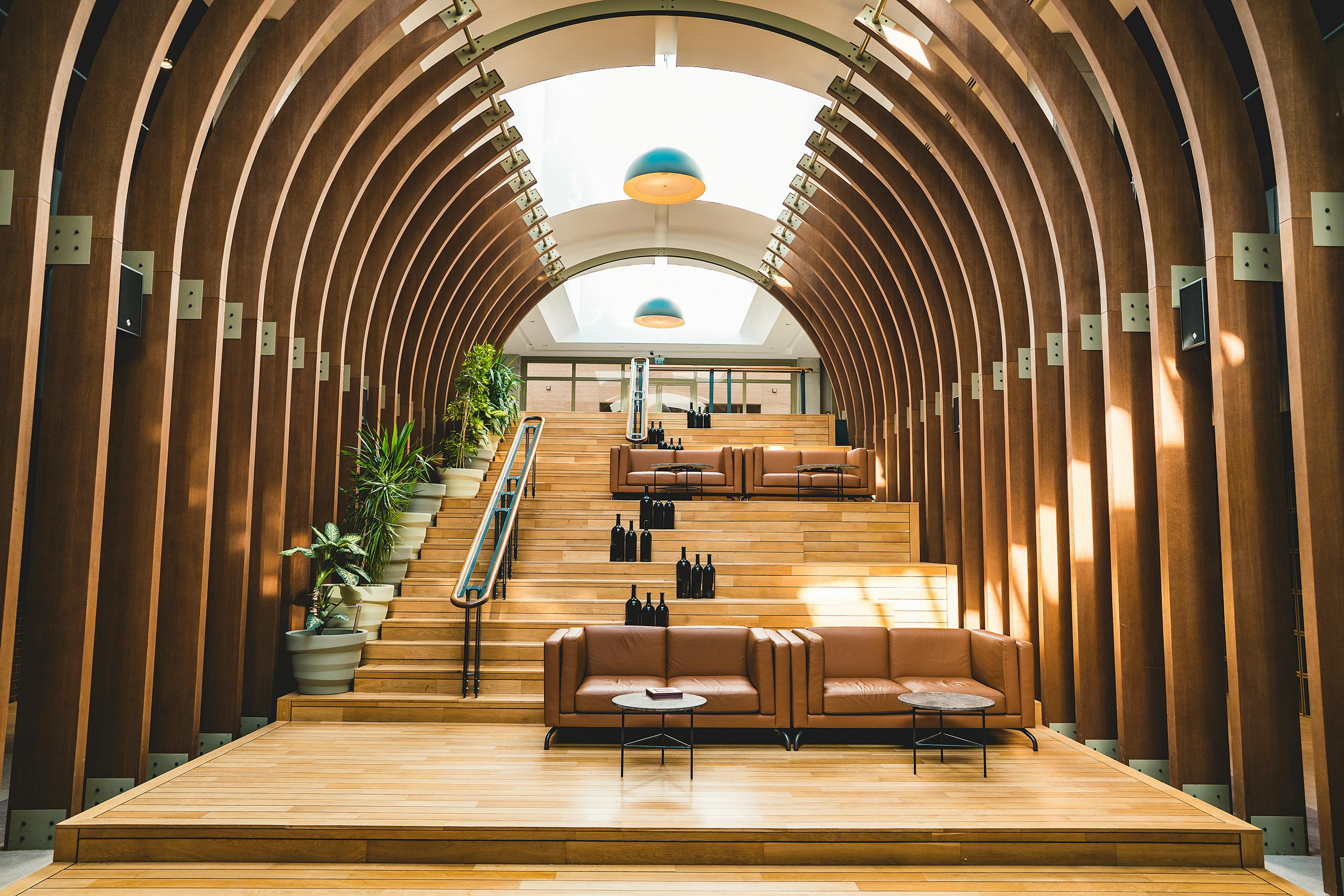 Modern otel lobisi mimari tasarımı ve iç mekan detayları