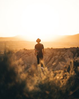 Silhouette of a man in Cappadocia, Türkiye, admiring the sunrise - Fotografer Sidoarjo