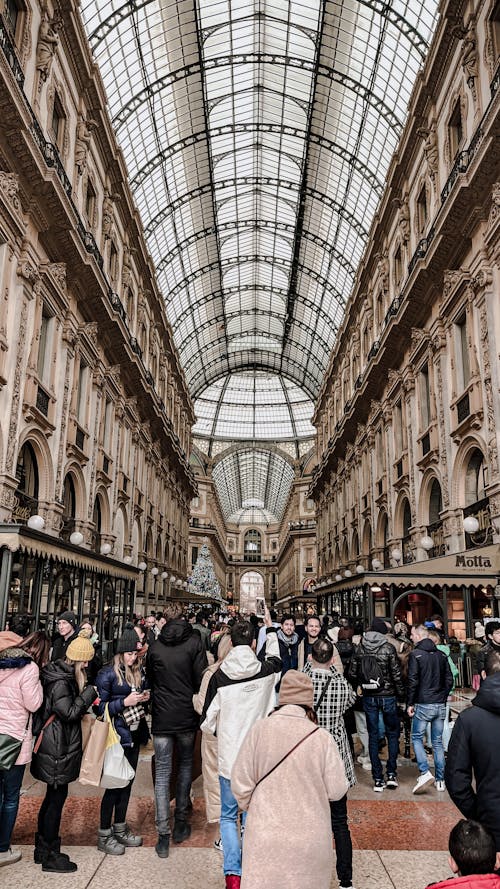 People at the Galleria Vittorio Emanuele II