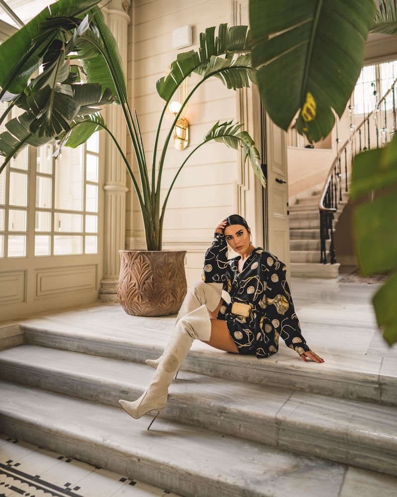 Kobieca sesja boudoir w eleganckim wnętrzu