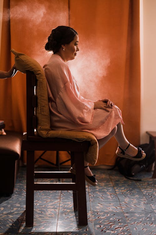 Darmowe zdjęcie z galerii z dym, kobieta, krzesło