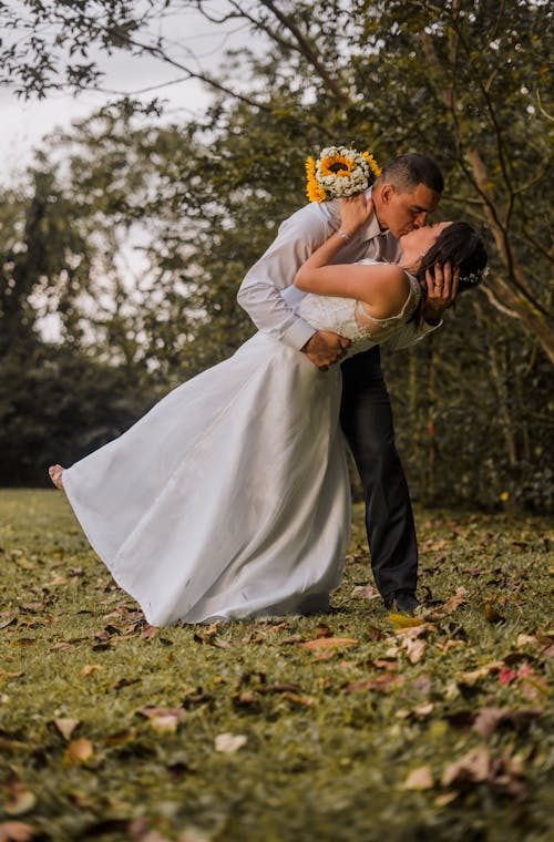 Immagine gratuita di autunno, bacio, foto del matrimonio