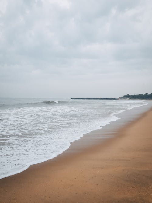 Foto profissional grátis de areia, beira-mar, dia nublado