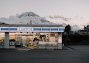 劳森商店在白天，以富士山为背景，展示城市便利和自然美景