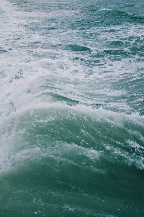 Free Capture of powerful ocean waves with foam crests under the summer sky, ideal for sea-related themes. Stock Photo