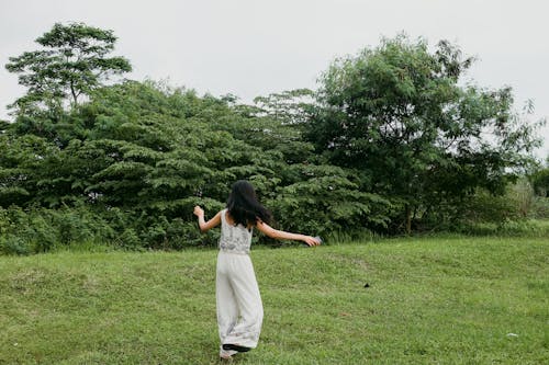 Darmowe zdjęcie z galerii z aktywność na zewnątrz, azjatycka dziewczyna, białe ubrania
