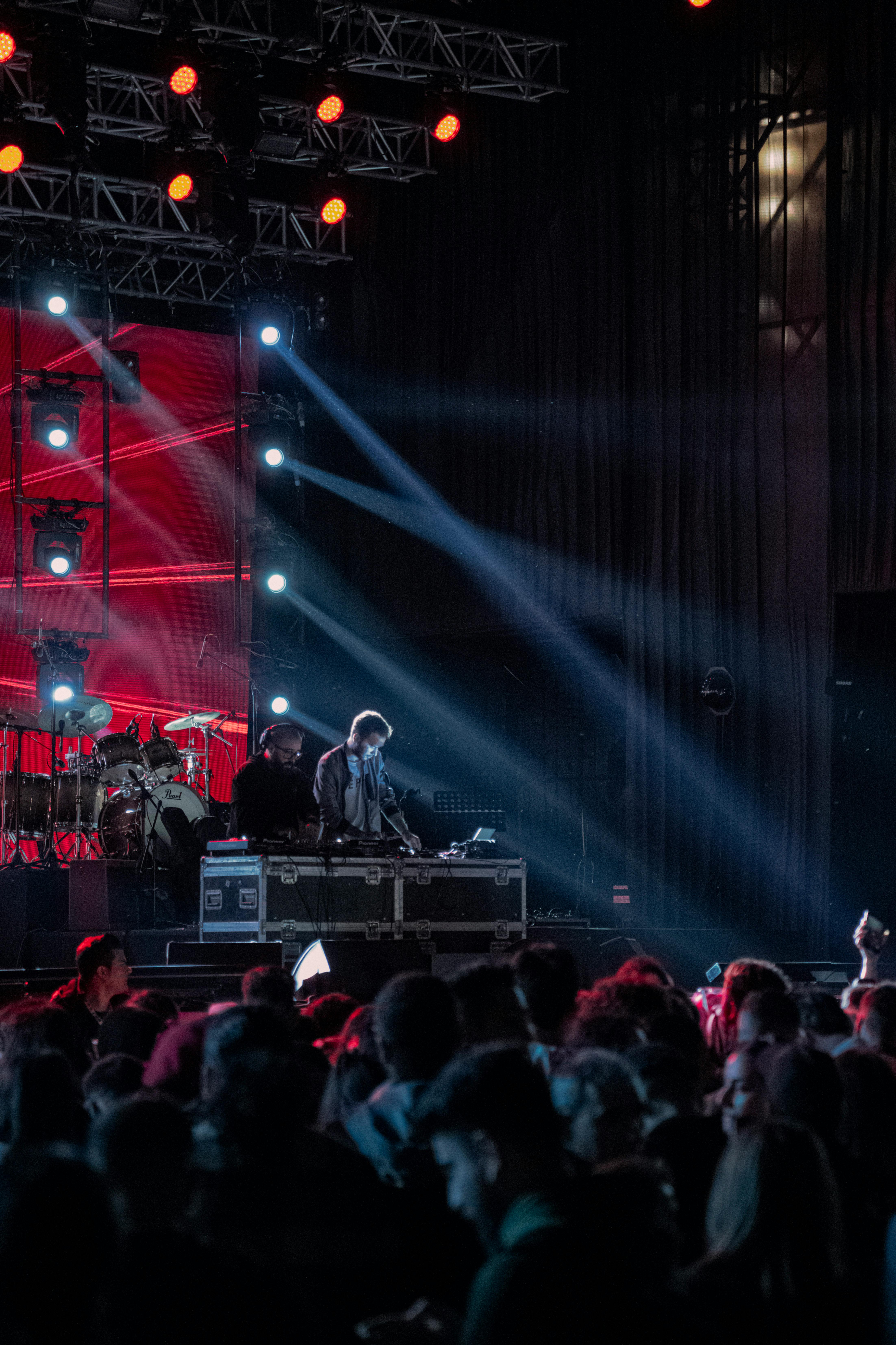 Ücretsiz aşama, canlı gösteri, canlı ışıklar içeren Ücretsiz stok fotoğraf Stok Fotoğraflar