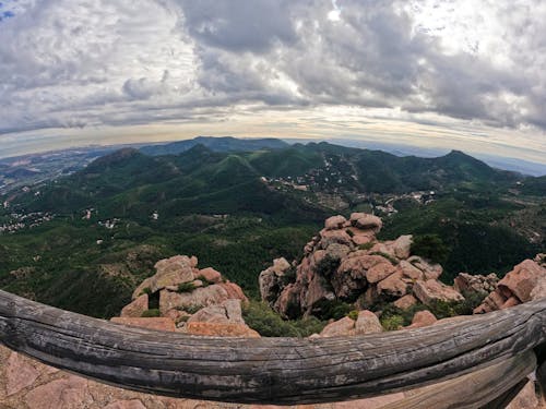 Photos gratuites de belvédère, falaise de montagne, fond de montagne