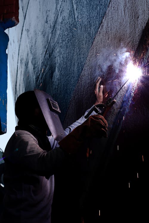 Foto profissional grátis de capacete de soldadura, centelha, chama