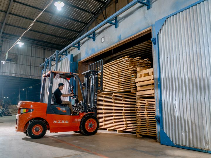 Xe nâng xếp pallet trong kho