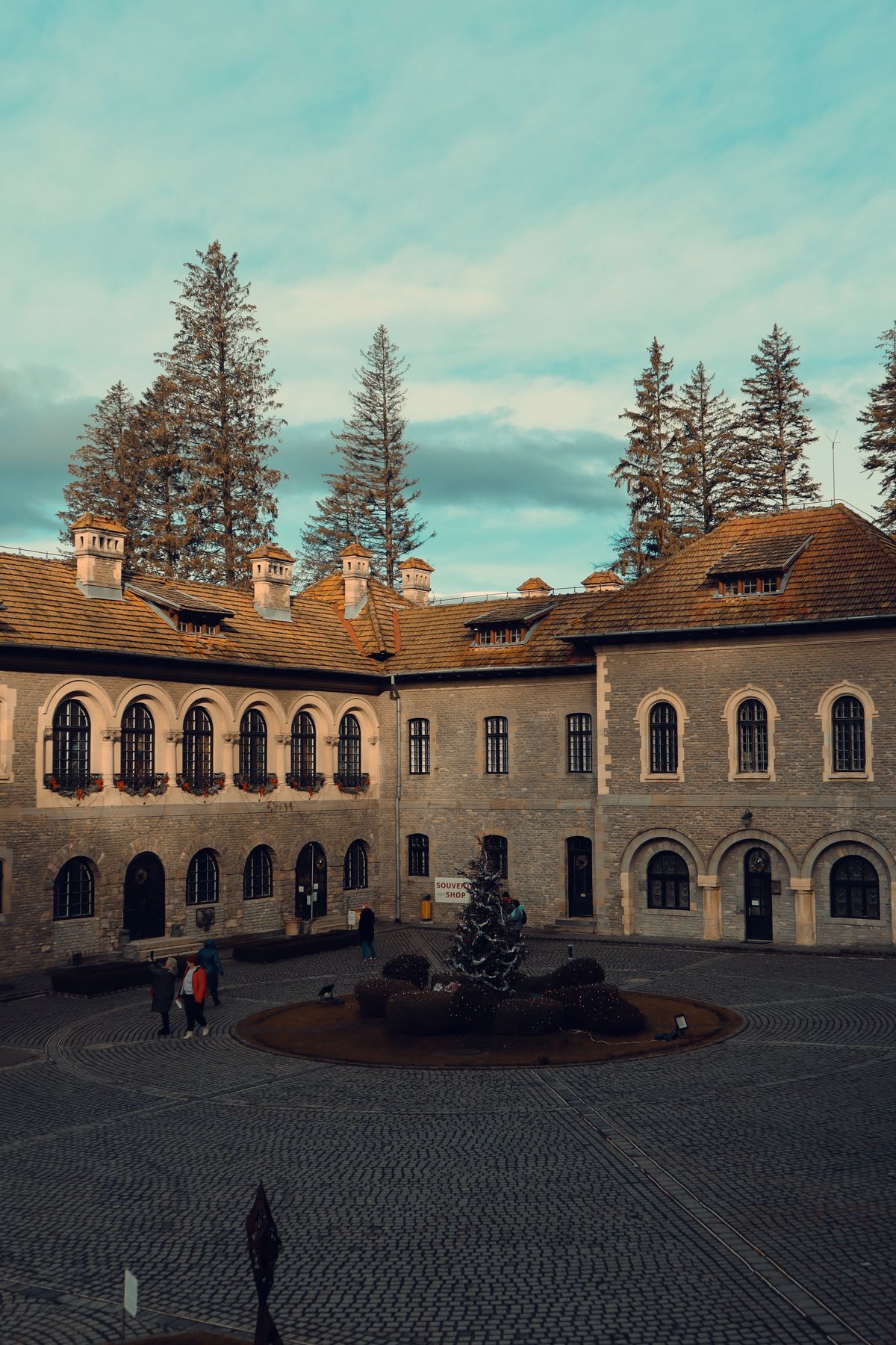 Unde te cazezi în Bușteni - curtea interioară a Castelului Cantacuzino