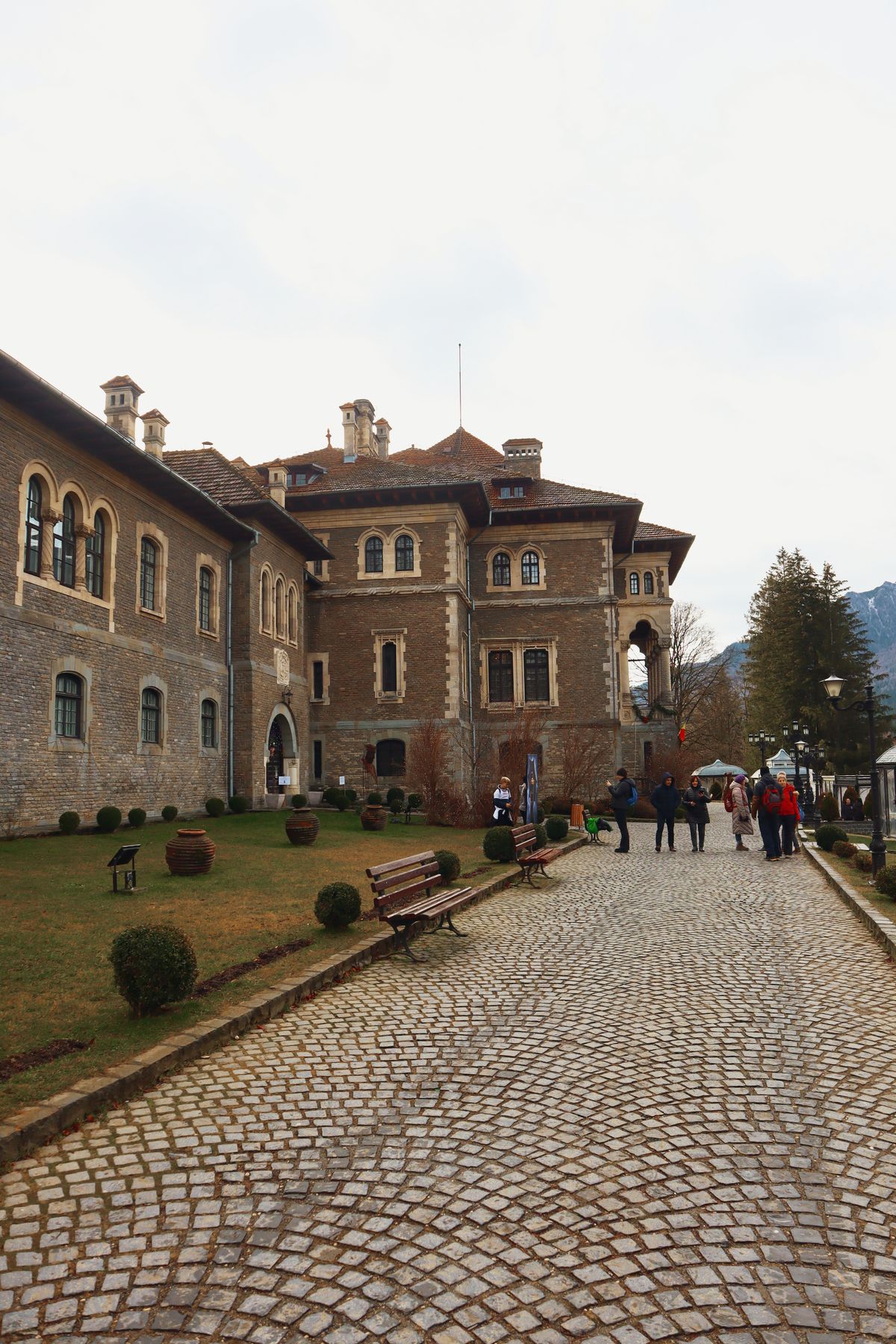 Unde te cazezi în Bușteni - Castelul Cantacuzino din Zamora