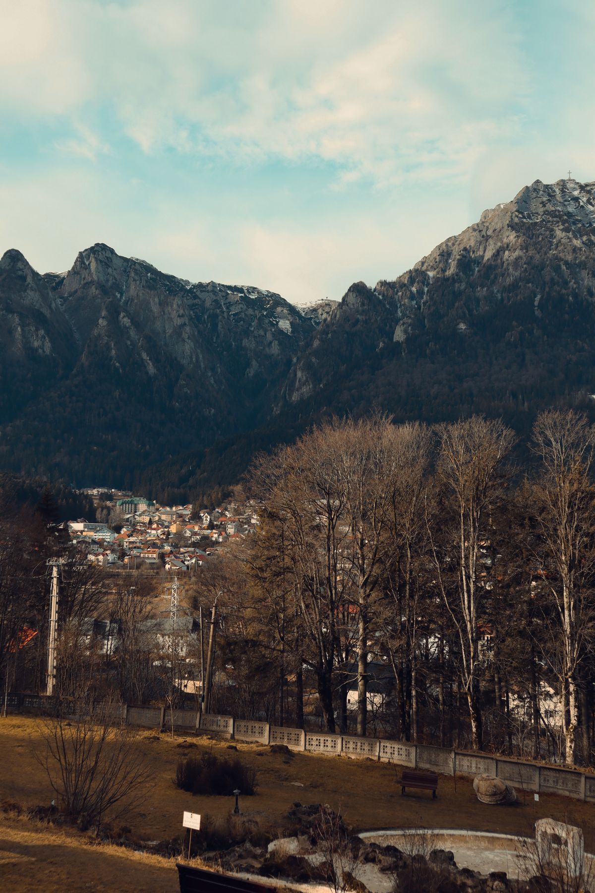 Unde te cazezi în Bușteni - orașul văzut din vale, între păduri